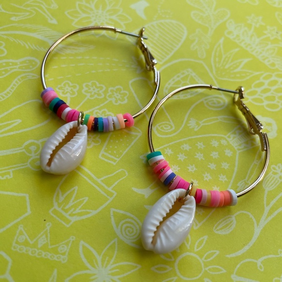 Y2K sea shell gold hoop earring - Picture 1 of 3